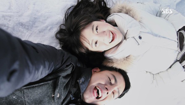 Song Hye Kyo và Jo In Sung trong một cảnh quay.